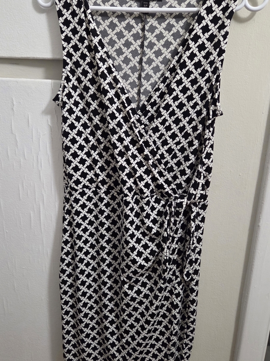 Banana Republic Dresses & Skirts - Banana Republic Black & White Wrap-Style Sleeveless Dress Size Small (Petite)